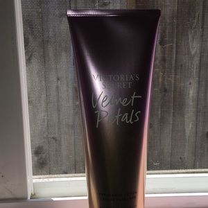 🟣 Victoria’s Secret Velvet Petals Lotion 🟣